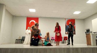 Kepsutlu kadınların oynadığı tiyatro oyunu ilgi gördü