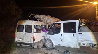 Konya'da kamyonet ile minibüs çarpıştı: 7 yaralı
