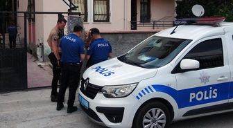 Uzaklaştırma kararı olan koca, çocuklarının gözü önünde eşini boynundan bıçakladı