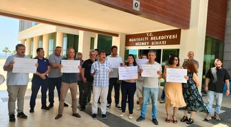 Konyaaltı Belediyesinde ikramiye ve sosyal haklarını alamayan memurlar eylem yaptı