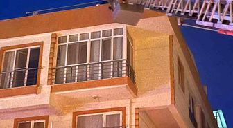 Lapseki'de 4 katlı apartmanda yangın: Çatıda mahsur kalan 4 kişi kurtarıldı