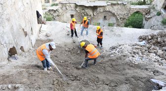 Mardin'de göçük oluşan tarihi sokakta onarım çalışmaları başlatıldı