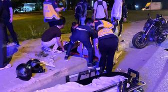 Motosiklet sürücüsü, emniyet şeridinde bekleyen motosikletlere çarptı: 3 yaralı