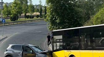 Motosiklete çarpmamak için manevra yapınca karşı şeride geçip otobüse çarptı: 1 yaralı