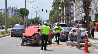 Silifke ilçesinde otomobilin çarptığı park halindeki araçta oturan kişi yaralandı