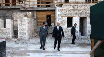 Vali Küçük, tarihi Tuz Hanı'ndaki çalışmaları inceledi