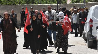 Vanlı aileler DEM Parti binası önündeki 'evlat nöbeti'ni sürdürdü