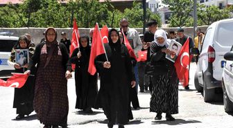 Vanlı annelerin evlat nöbeti devam ediyor