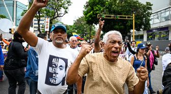 Venezuela'da onlarca kişi ABD Büyükelçiliğine yürüyerek 'özgür seçim' talep etti