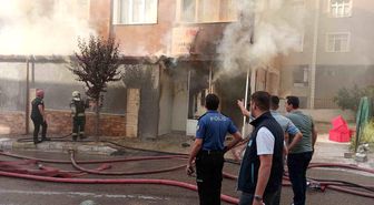 Yumurta dükkanını saran alevlere iş makinesiyle müdahale