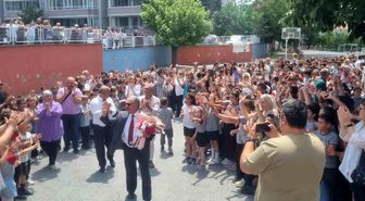 44 Yıllık eğitime adanmış bir hayat: Okul müdürü gözyaşları arasında emekliye ayrıldı