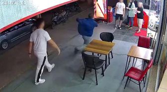 Alkolik adam esnafın korkusu oldu: Bir kadına bıçakla saldırdı, ayağı kayıp yere düştü