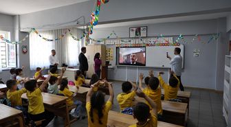 Milli Eğitim Bakanı Yusuf Tekin, Güneysu Adacami İlkokulu öğrencilerini görüntülü arayarak tebrik etti