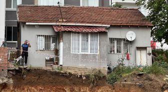 Bilecik'te bahçesinde toprak kayması yaşanan ev boşaltıldı