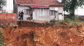 Bilecik'te bir ev toprak kayması ihtimaline karşı tahliye edildi