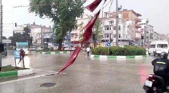 Bursa'da sel...Duyarlı vatandaşlar sele rağmen yırtılan Türk Bayrağını yerden kaldırdı