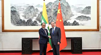Çin Dışişleri Bakanı Wang, Myanmarlı Mevkidaşı ile Beijing'de Bir Araya Geldi