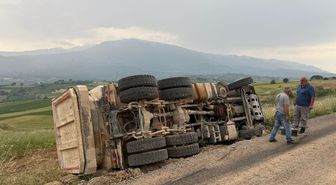 İnegöl'de kamyon tarlaya devrildi: 1 yaralı