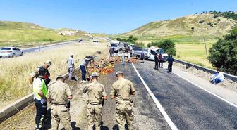 Diyarbakır'da sebze yüklü kamyonetin tekeri patladı: Kasadan savrulan ürünler yolu trafiğe kapattı