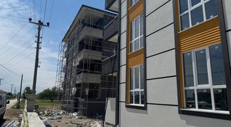 Elektrik akımına kapılan işçi, 4'üncü kattan düştü