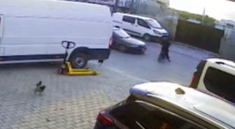 Elektrikli motosikletli çocuğun ağır yaralandığı kaza kamerada