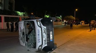 Eskişehir'de otomobilin çarptığı işçi servisi devrildi: 7 yaralı