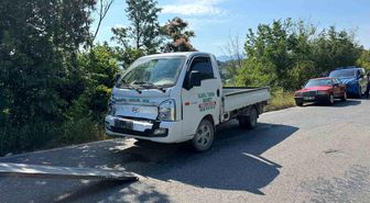 Freni boşalan kamyonet tarım aracına çarptı: 1 yaralı