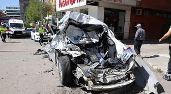 Freni patlayan kamyon caddeyi savaş alanına çevirdi: 10 araç zarar gördü, 5 yaralı