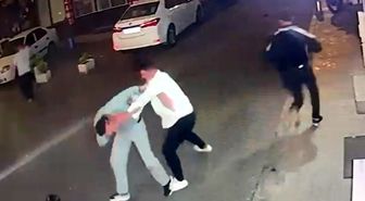 İki grup arasında sopa, tekme ve yumruklu kavga kamerada; 2 yaralı