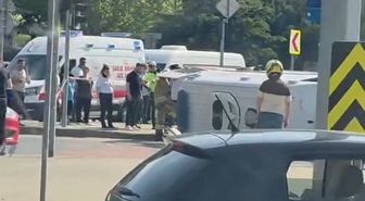 Kağıthane'de ambulans devrildi; yaralılar var