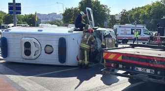 Kağıthane'de motosikletle çarpışan ambulansın devrildiği kazada 4 kişi yaralandı