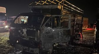Kayseri'de kundaklandığı iddia edilen 2 kamyon yandı