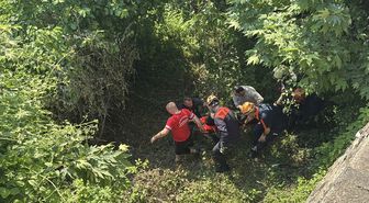Kocaeli'de uçuruma devrilen otomobilin sürücüsü yaralandı