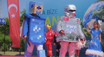 Mersin'de çocuklardan atık malzemeli çevre defilesi
