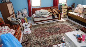 Mersin'de yalnız yaşayan engelli vatandaşın evini belediye ekipleri temizledi