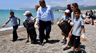 Mersin'in Silifke ilçesinde öğrenciler sahili temizledi