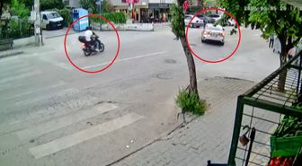 Motosiklet ile otomobilin çarpıştığı kaza kamerada; 2 yaralı
