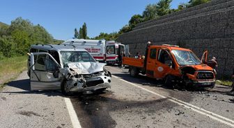 Niğde'de hafif ticari araç ile kamyonet çarpıştı, 6 kişi yaralandı