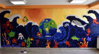 Öğrenciler 50 bin plastik kapağı sanat eserine dönüştürdü
