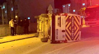 Otomobilin çarptığı işçi servisi yan yattı: 7 yaralı