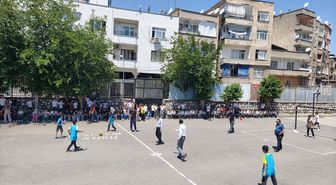 Sur Kaymakamı Akbulut çocuklarla futbol maçı yaptı