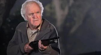 Hollywood'un ünlü oyuncusu sevgilisinin oğlu tarafından bıçaklanarak öldürüldü