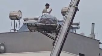 Adana'da Yük Asansörüyle Tehlikeli Yolculuk