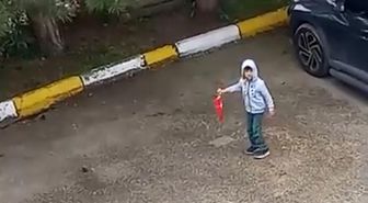 5 yaşındaki çocuk yerde gördüğü Türk bayrağını koşarak kaldırdı
