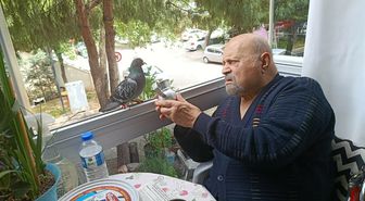 90 yaşındaki Kemal Gökduman, dizlerinde protez olan güvercine sahip çıkıyor