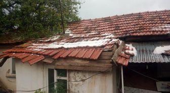 Aşırı sağanak yağış müstakil evin çatısına zarar verdi