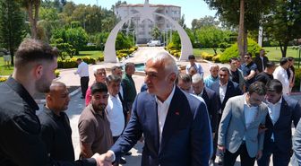 Bakan Ersoy, Antalya'da yeni evlenen çiftin nikah şahidi oldu