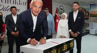 Bakan Ersoy, AK Parti'ye katılan belediyeleri ziyaret etti, nikah şahidi oldu