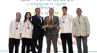 Bakan Yusuf Tekin'den ödül, Ayvalık'ta davul zurnalı karşılama