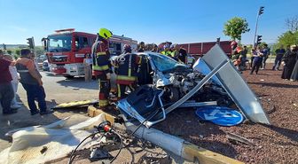 Balıkesir'de kamyonetle otomobilin çarpıştığı kazada 5 kişi yaralandı